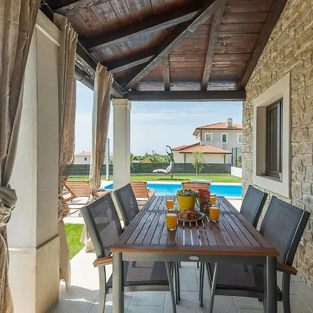 Casa de Férias Two Bedroom Family House Danica